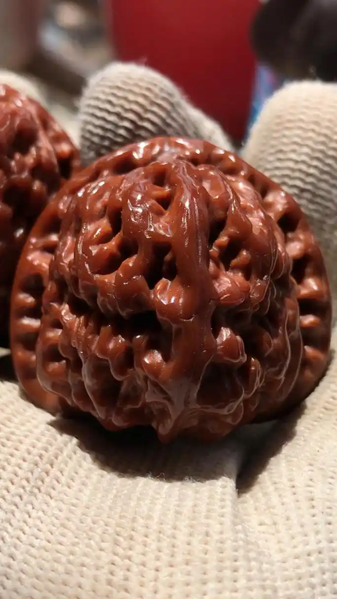 文玩核桃之三角白狮子头,自家树上长的核桃,盘玩儿五年包浆挂瓷玉化