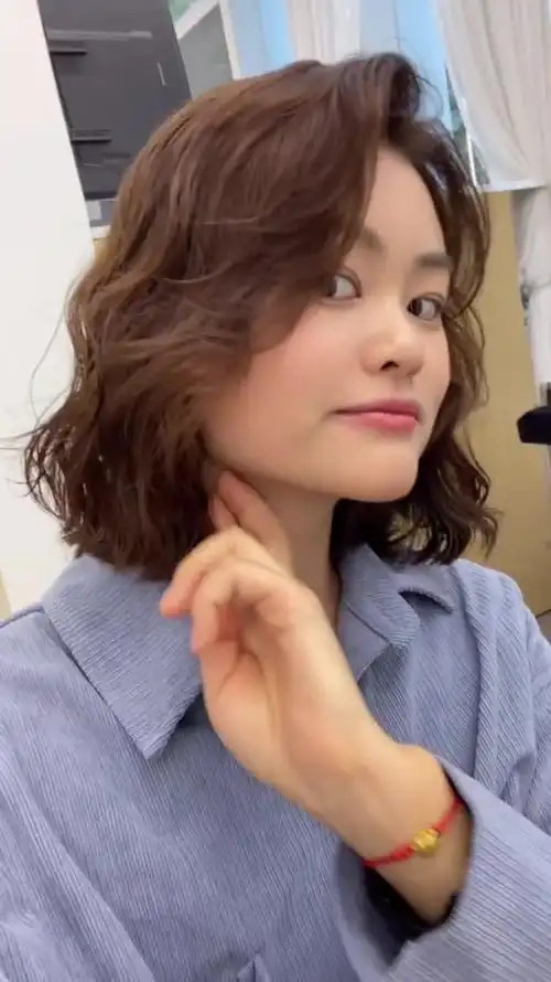 方脸女生千万不要轻易的烫复古港风卷发