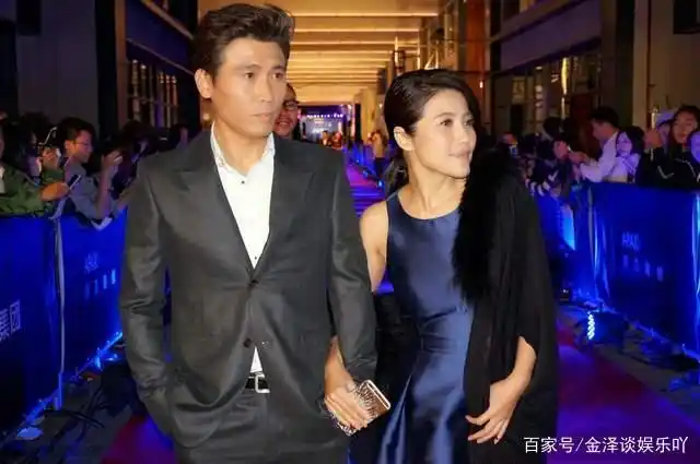 除了颜丙燕外,李乃文另一个绯闻女友就是黄曼,甚至有不少人都觉得两人