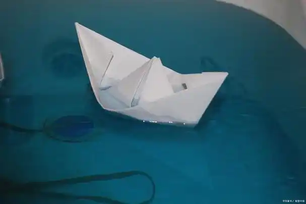 折纸船是一种简单而有趣的手工活动,适合各个年龄段的人们.