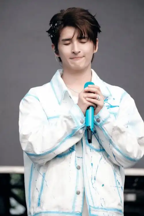 #张远月光闪mv上线##张远月光闪舞蹈视频上线#