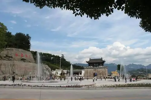 位于:秭归县屈原故里文化旅游区南门广场周边景区景点有:屈原故里文化