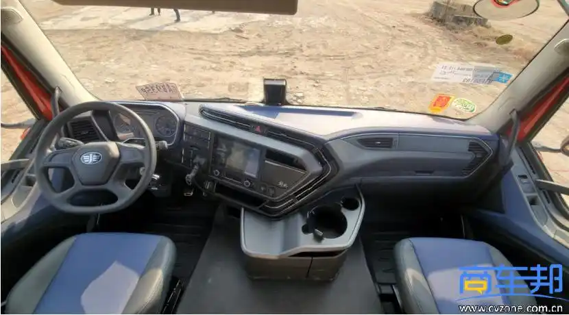 就是它采用了平地板驾驶室,让很多解放j6的忠实用户又有了新的选择