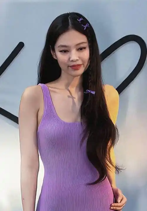 jennie出席时尚品牌活动,身穿紫色吊带裙,秀出性感肩膀和锁骨_网友