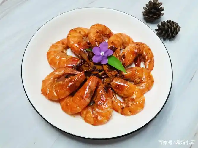 油焖虾的家常做法,加蒜蓉焗一焗,又香又鲜,好吃到吮指