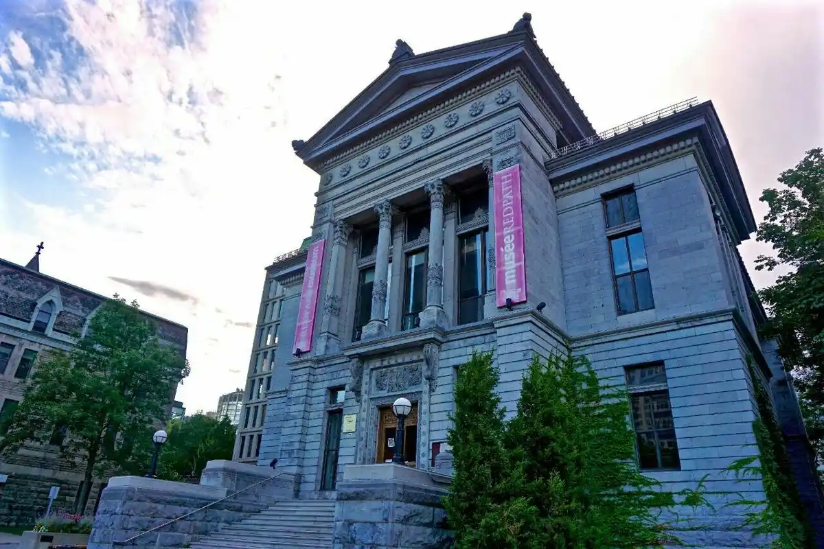 麦吉尔大学是加拿大著名的大学建充满了欧洲的古典气息走在校园里像在