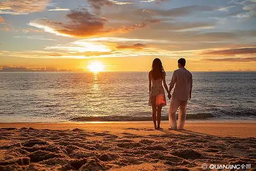 海边浪漫的年轻夫妇