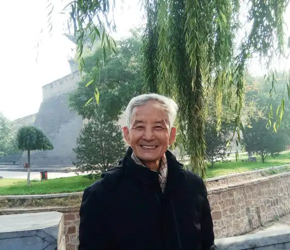 85岁老爷子笑容满面,精神饱满.