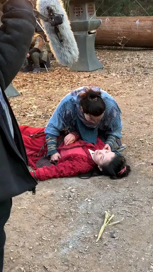 上网课的你#女一号受伤了