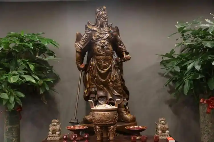 进入王旭东的办公室,推开门第一眼看见的是一个雕刻精美的关公像.