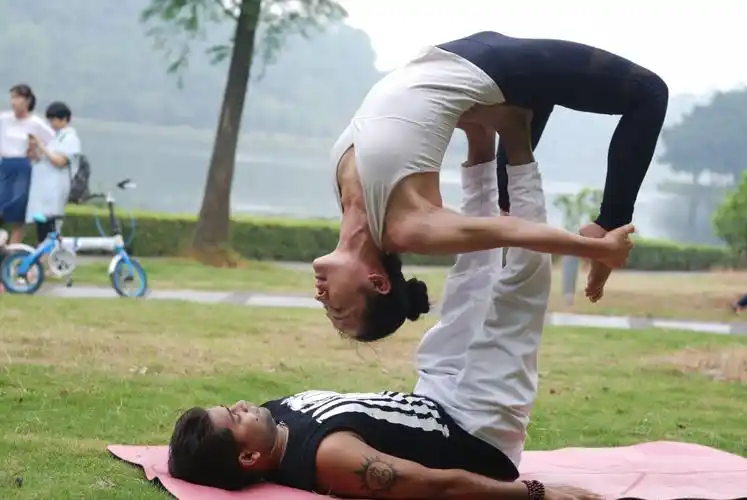 双人瑜伽体位拍摄,感谢lisa和她的印度老师.