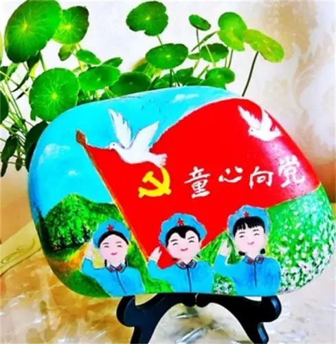 首页 图片聚焦 > 正文  刘红不仅石头画画得好,更注重以石头画立德