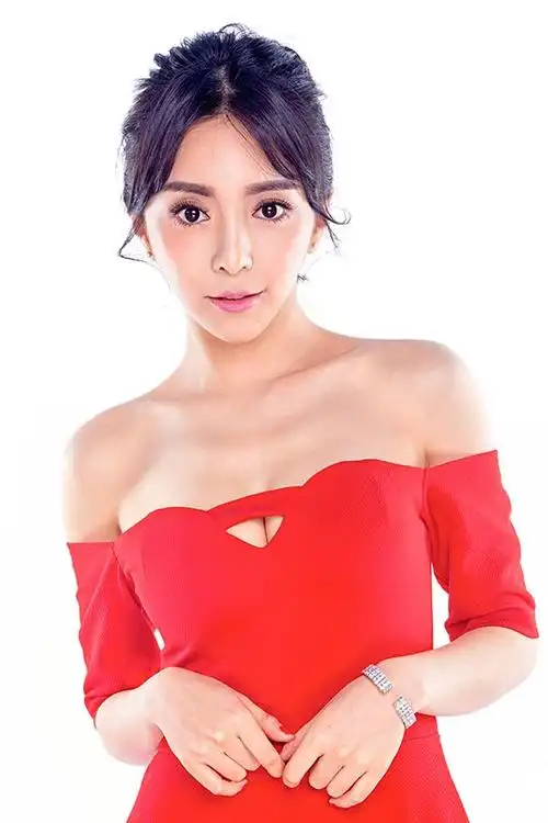 马樱侨红衣圣诞写真曝光