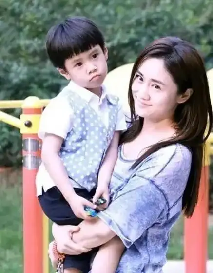 郑钧和刘芸的儿子长大了长着刘芸的五官郑钧的脸型67