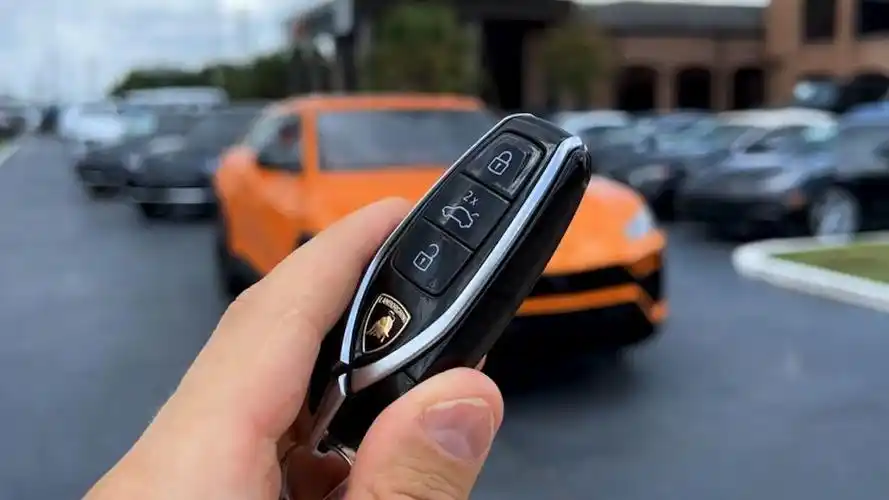 2022款兰博基尼urus实车体验,按下钥匙打开后备箱,太惊艳了