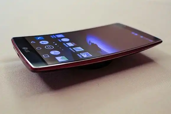 lg曲面智能手机预示2015年手机趋势