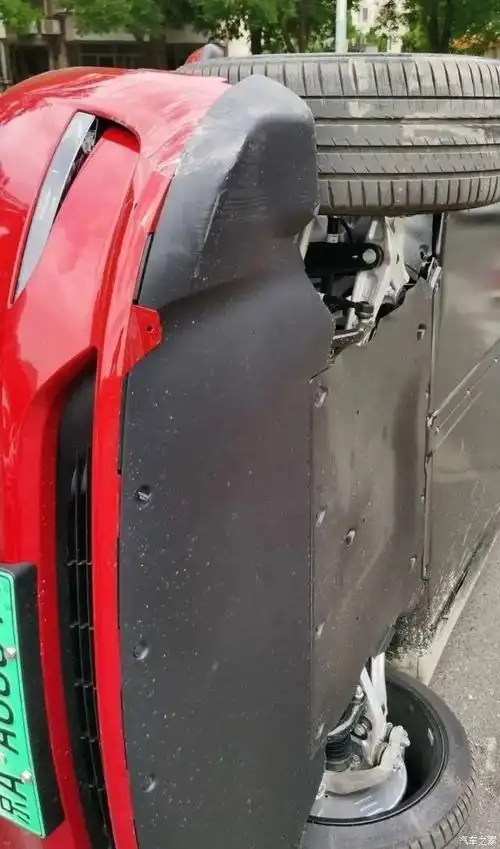 20210528特斯拉es6刹车失灵,开入便利店,继续上热门