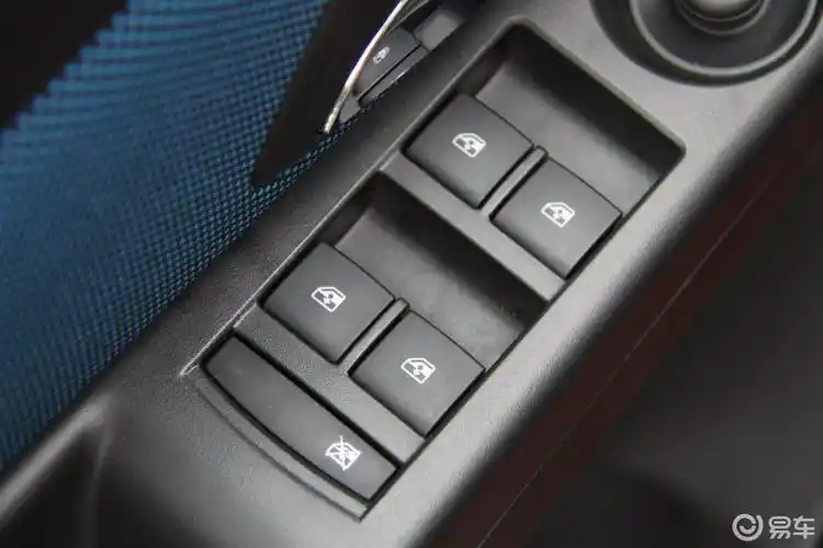2011款 科鲁兹 1.6t se mt 电窗控制键