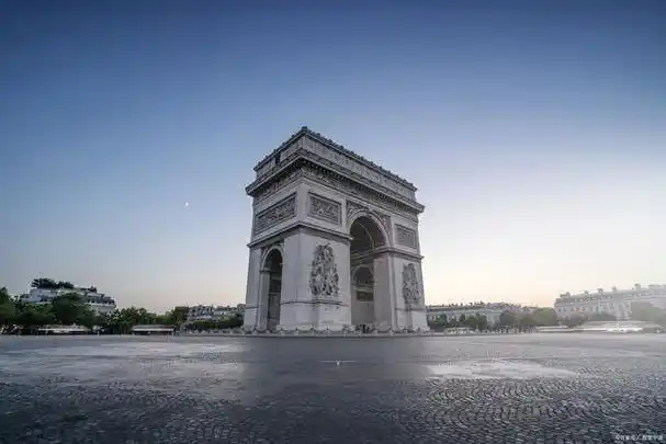 这座建筑被视为巴黎最好的景点之一,也是法国的重要国家象征之一.