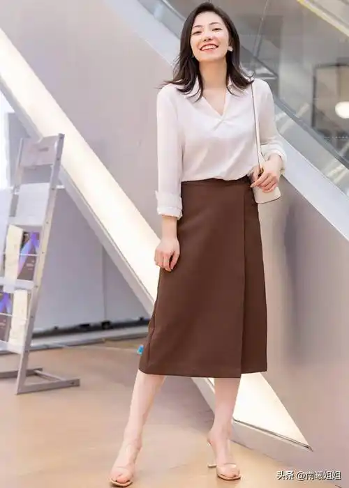 这才是45岁女人春夏该有的打扮:膝下裙 低跟鞋,优雅又迷人_裙装_鞋子