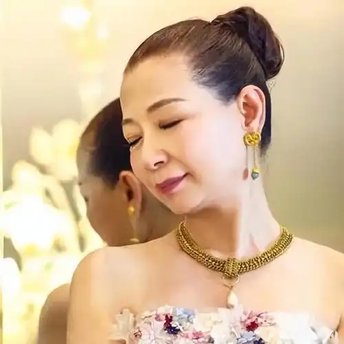 回顾歌手火风收养烈士遗孤两任妻子亲如姐妹今选择皈依佛门