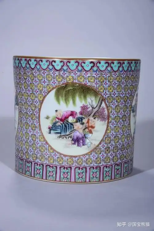 大清乾隆年制粉彩图案开窗婴戏人物笔筒一对高17cm口径19cm