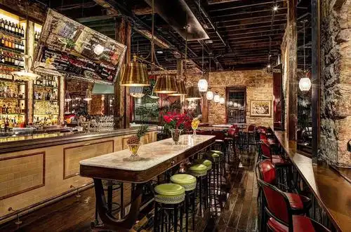 工业风格酒吧设计中的艺术特征