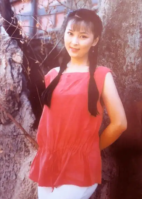 演员何音:与黄志忠分手后,再婚嫁小9岁丈夫,一起养大前夫儿子_表演