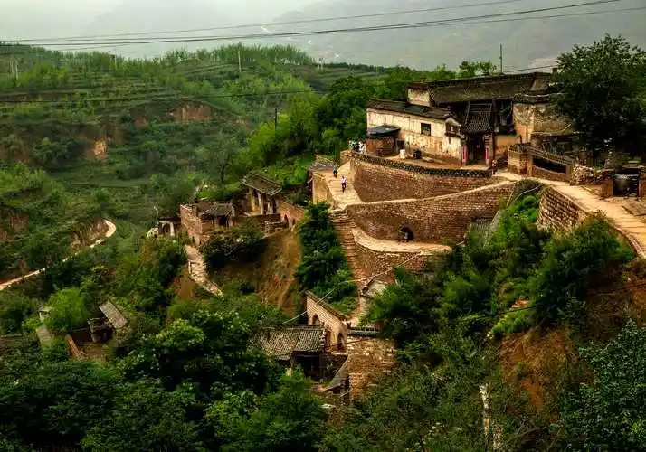 李家山村位于山西碛口镇黄河岸边向南五公里,隐于大山深处,空买幽雅