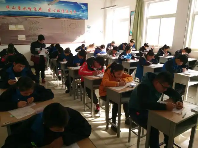 学生正在进行理论考试