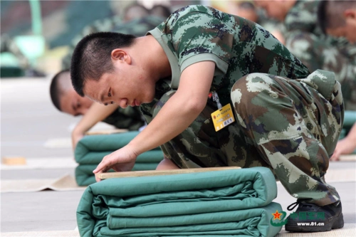 叠被子也有大场面!武警新兵"豆腐块"比拼