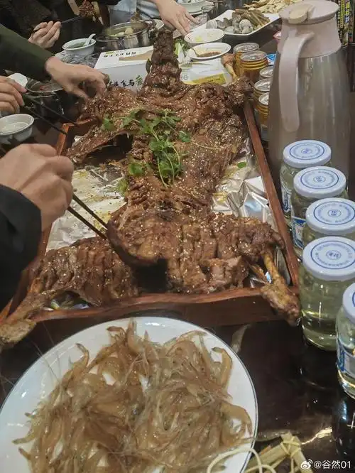 与亲朋好友们畅享美食来了一次主题烤全羊的聚餐