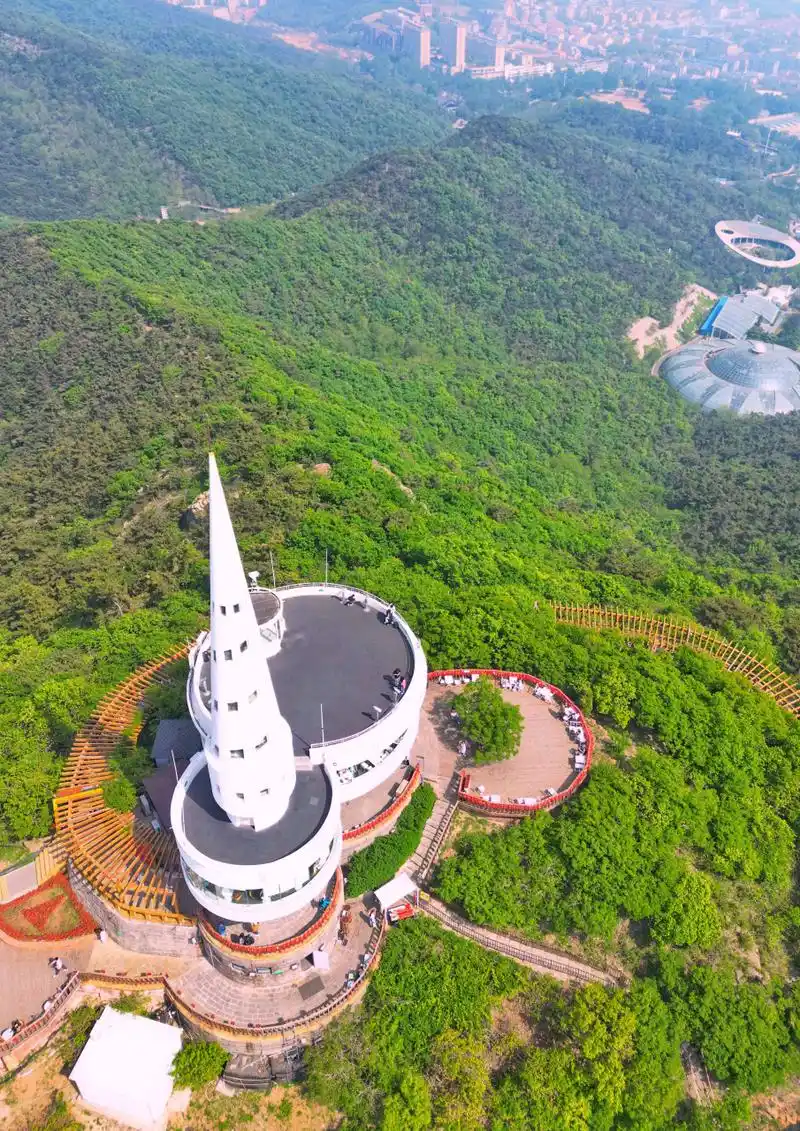 航拍大连莲花山观景台,空中俯瞰还挺好看的,你爬过这座市内最高峰莲花