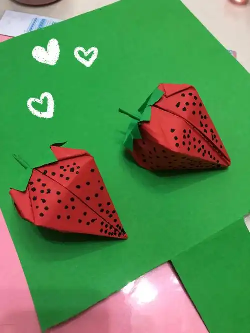 亲子剪纸手工草莓还是很逼真的哦