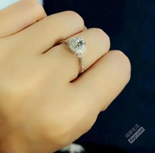 千呼万唤钻戒终于到手啦,果然是亮瞎了他的双眼~!