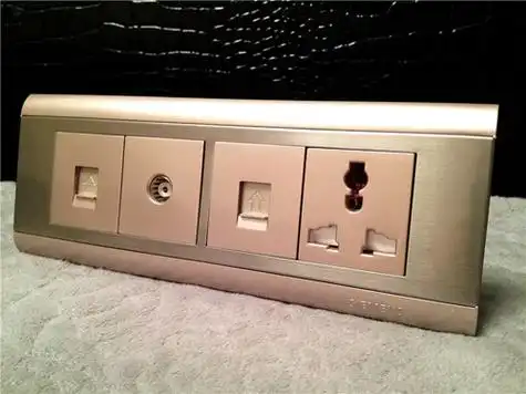 插座验收1,查插座安装情况插座离地不低于20cm,安装应该横平竖直;表面