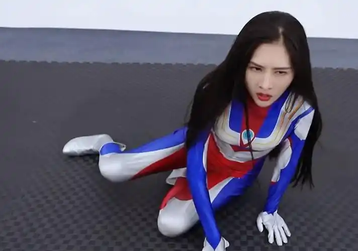 当女友偷穿奥特曼胶衣除了会鼓包还有六块腹肌网友根本不能忍