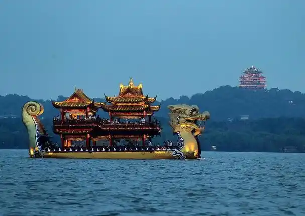 西湖自古都是热门的景点,古代许多文人都写过关于西湖美景的诗篇