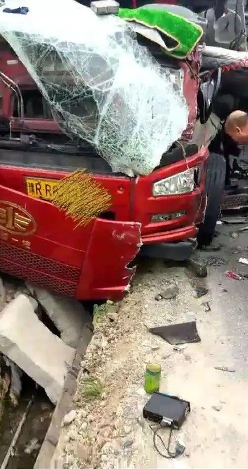 昨天淅川西簧乡和工业区发生车祸现场一片惨烈