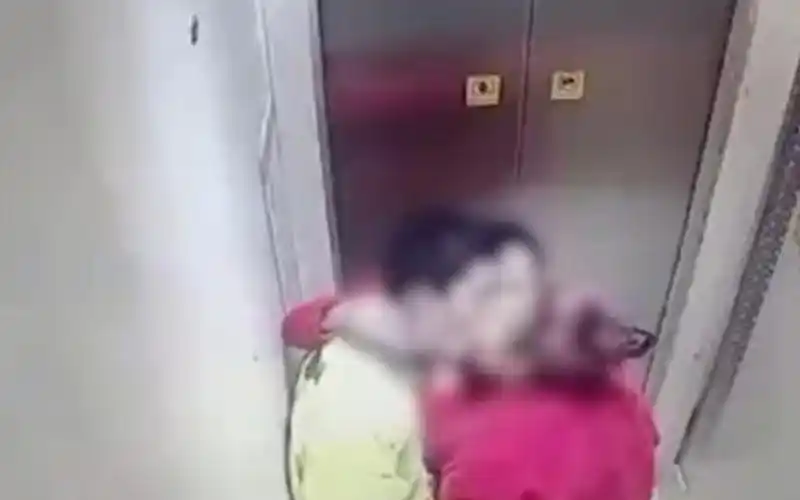 广东一外卖小哥电梯间与2名中年女性接吻,能听出来解说老哥他酸了