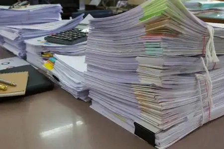 经营理念 未完成的文件在办公室桌上,堆堆的商务用纸摄影图