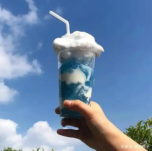 做完这杯蓝天碳酸饮料,即便是外面狂风暴雨,心情也会突然好起来