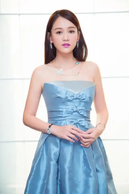 陈乔恩浅蓝色抹胸礼服秀锁骨皮肤白皙妆容精致