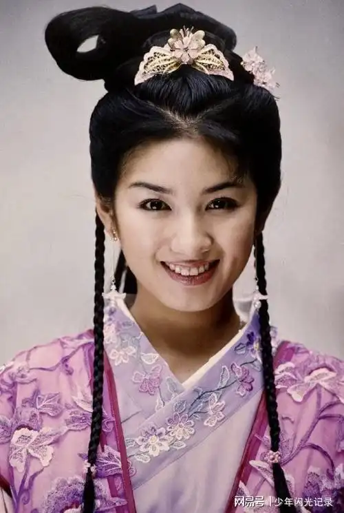 《上错花轿嫁对郎》未公开剧照曝光,黄奕演绎李玉湖的娇俏与单纯