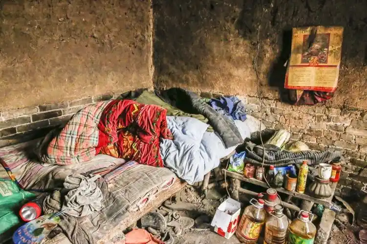 睡觉的屋子外堆放着杂物,没有一件像样的家具.