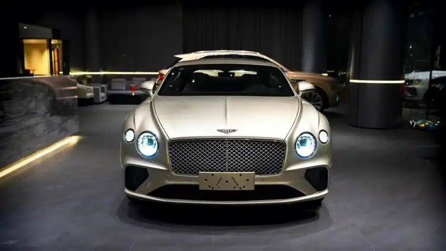 这个香槟金宾利欧陆gt也太好看了吧