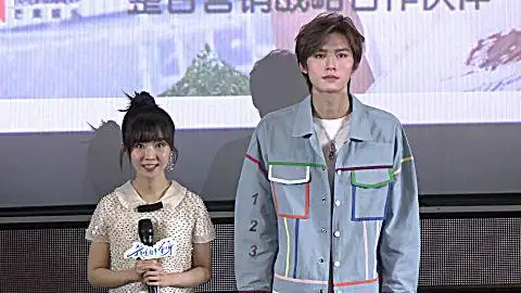 甜宠剧《我凭本事单身》超前 b>点映 /b> 宋伊人邓超元现场"撒狗粮"