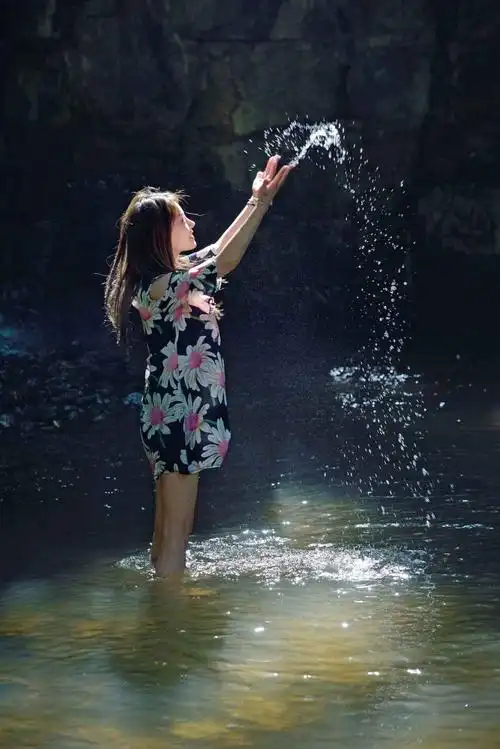 戏水的女孩-新湖南