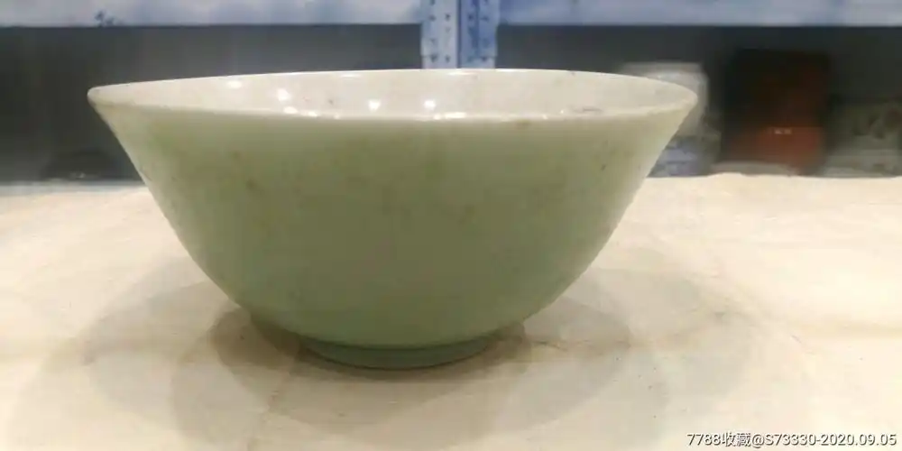 民国建国初豆青釉碗一只