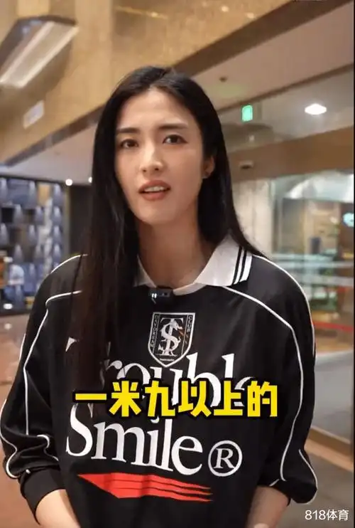 张常宁携闺蜜赵丽娜欣赏新疆比赛意外相遇帅气1米9身高男生